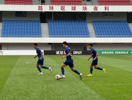 足球什么时候进攻有利,如何把握比赛关键时机,战术转换瞬间怎么判断,球员跑位有何技巧