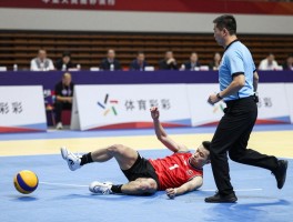 摔球是技术犯规嘛为什么,球员情绪失控摔球裁判怎么判,哪些摔球动作会吃T