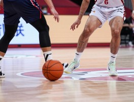 篮球中的违例,带球走步如何判定,脚踢球违例怎么算