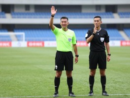 有利进攻手势足球，裁判如何执行单手双手，正确理解判罚连续性