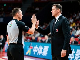 为什么站起来是技术犯规,裁判判罚依据是什么,教练行为限制有哪些,CBA实际案例如何