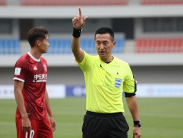 主裁判进攻有利,裁判举手势讲解,进攻有利原则什么时候用,有利条款判罚标准