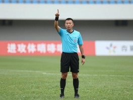 进攻有利时裁判吹哨吗,什么情况下裁判不吹哨,有利原则如何判断,裁判手势解读