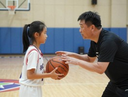 篮球王非的女儿,如何接手训练营,为何转型篮球,对父亲事业有何影响