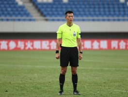 神级边裁,如何练就火眼金睛,越位判罚有何诀窍,边裁与VAR如何配合