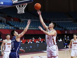 篮球传中锋技巧详解,如何给中锋传球,中锋怎样接球,内线策应传球训练方法