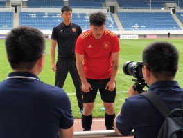 记者遭球员压住,如何处理这种意外冲突,责任如何划分,如何保障记者安全