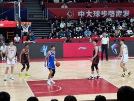 篮球中大走步是什么意思,中枢脚如何判断才正确,012规则怎么理解,怎样避免走步违例