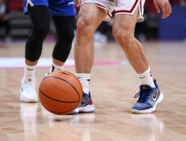 篮球走步为例是什么意思,如何判断走步违例,中枢脚怎么确定,怎样避免走步