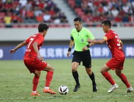 足球被拉拽但进攻有利，裁判如何把握有利原则，球员怎样应对防守拉扯