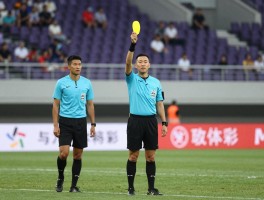 进攻有利事后补牌丨裁判如何掌握补判时机,什么情况下会补发黄牌,VAR如何影响判罚