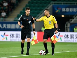 足球边裁执裁解读丨职责权限是什么,旗语如何解析,越位判罚技巧,如何与主裁协作