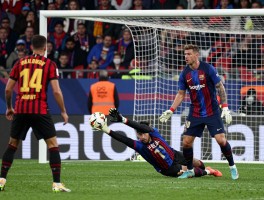 米兰和巴萨点球,点球大战如何决胜，球员心理怎样调整，关键扑救有何技巧？