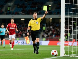 足球犯规后进攻有利补拍,什么情况下裁判会吹回犯规,有利后如何补牌