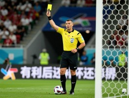 世界杯进攻有利吹停,什么是进攻有利原则,裁判如何把握吹停时机,有利后还补黄牌吗