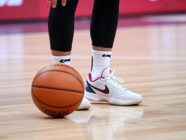 篮球规则走步是什么意思,如何判断走步违例,中枢脚怎么确定,常见的走步情形有哪些