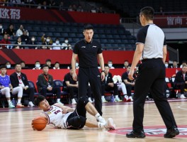 受伤倒地但进攻有利篮球,裁判如何判罚,球员怎样应对,战术如何调整