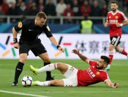 裁判绊倒球员如何处理,责任如何认定,比赛结果是否更改,如何防范意外