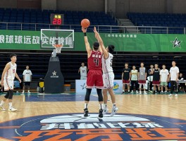 篮球滚地龙实战秘籍，怎么练不受伤，过人技巧有哪些，街头篮球怎么玩