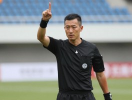 进攻有利裁判手势,足球裁判如何掌握进攻有利原则,进攻有利的手势怎么做