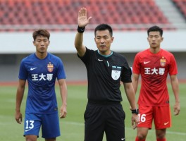 王大雷怒斥边裁,冲突原因是什么,裁判判罚公正吗,球员如何管理情绪