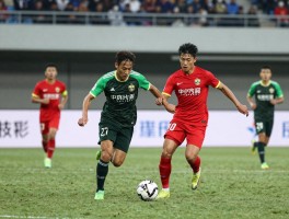 造越位防守是什么意思,什么是造越位战术,如何破解造越位防守,足球防守双刃剑