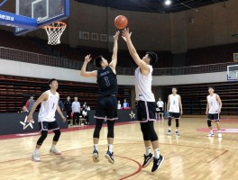 篮球传球用什么方式最准,如何练习,击地传球技巧是什么
