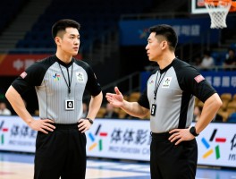 篮球边裁裁判核心职责是什么,两人制与三人制裁判区别,如何应对争议判罚