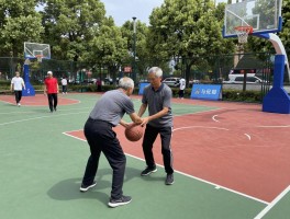 老年人抢篮球场,公共空间冲突根源何在,如何实现场地合理分配,跨代际体育如何共赢