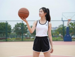 美女拿篮球,如何拍出好看照片,有哪些经典姿势,球场穿搭怎么选