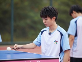 王俊凯搞笑点球名场面，综艺点球技术哪家强？如何评价他的运动天赋？