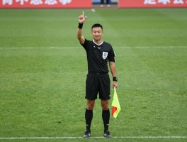 足球边裁范围丨职责权限有多大,如何判断越位,旗语代表什么