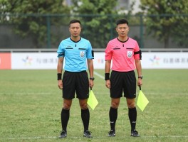 如何当边裁：足球边裁怎么判断越位,边裁的旗语怎么掌握,边裁和主裁如何配合