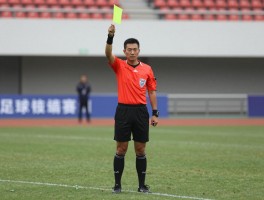 足球裁判边裁怎么裁：职责权限,旗语解读,越位判准,跑位技巧