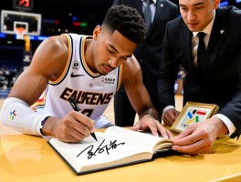 篮球球员签字如何获取,球星签名怎样辨别真伪,亲笔签名有何收藏价值