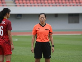 女边裁怒斥球员,如何应对球员质疑,女边裁面临哪些职业挑战