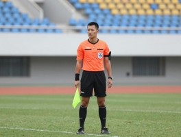 足球边裁称呼丨巡边员怎么说,边裁职责是什么,边裁旗语如何识别,边裁为什么叫巡边员