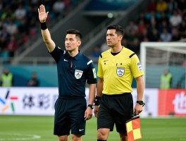 助理裁判示意进攻有利,助理裁判如何配合主裁判示意有利,进攻有利后助理裁判要做什么