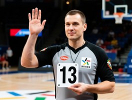 篮球裁判号码手势，裁判怎么表示球员号码,号码手势如何正确展示,国际篮联报号规则