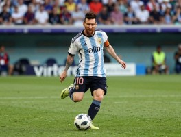 蒙眼踢点球,盲人如何踢点球,蒙眼点球成功率,梅西蒙眼点球解析