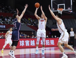 篮球犯规动作大全，如何判断带球撞人与阻挡，什么是技术犯规，怎样避免打手犯规