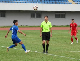 球打到边裁，算界内还是界外,比赛如何处理,判罚依据是什么