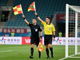 边裁怎么判罚越位,边裁怎么举旗信号,边裁怎么与VAR系统配合