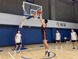 篮球怎么练上篮,三步上篮动作要领是什么,如何避免走步违例,上篮训练方法有哪些