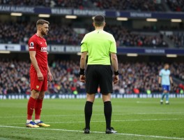 英超边裁被踩,裁判安全如何保障,新规效果怎么样,冲突事件如何处理