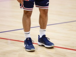 篮球场上走步是什么意思,如何判断走步违例,中枢脚如何确定,怎样避免走步