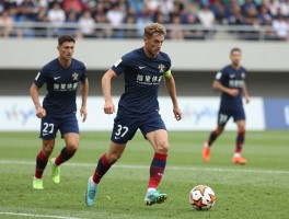 足球比赛前锋中锋后卫：中锋为何是进攻核心,边锋如何突破防守,后卫如何组织防线