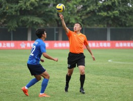 抢边裁球,怎么判断抢球时机,正面侧面抢截有什么区别,如何避免犯规