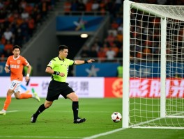 鲁能越位进球边裁判罚解析，VAR技术如何改变判罚准确性，足协如何认定争议进球