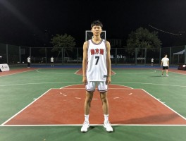 篮球场自拍,如何摆姿势显腿长,光线不好怎么补救,一个人怎么拍全身照